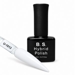 B.S. Hybrid Polish 1013 – λευκό, ημιμόνιμο βερνίκι 12 ml με βαμμένο δείγμα νυχιού