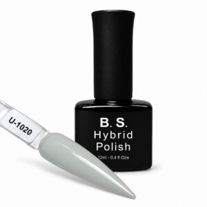 B.S. Hybrid Polish 1020 – απαλό γκρι, ημιμόνιμο βερνίκι 12 ml με βαμμένο δείγμα νυχιού