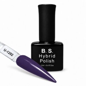 B.S. Hybrid Polish 1202 – σκούρο μωβ, ημιμόνιμο βερνίκι 12 ml με βαμμένο δείγμα νυχιού