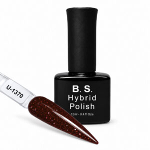 B.S. Hybrid Polish 1370 – σκούρο κόκκινο με glitter, ημιμόνιμο βερνίκι 12 ml με βαμμένο δείγμα νυχιού
