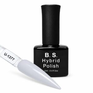 B.S. Hybrid Polish 1377 – άσπρο γκρι με ελαφρύ μωβ τόνο, ημιμόνιμο βερνίκι 12 ml με βαμμένο δείγμα νυχιού
