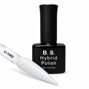 B.S. Hybrid Polish 1402 – λευκό, ημιμόνιμο βερνίκι 12 ml με βαμμένο δείγμα νυχιού